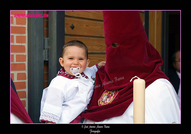 Nazareno y pequeño acólito de la Hermandad de la Paz de Fátima