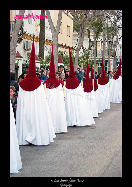 Tramo de nazarenos de la Hermandad de la Paz de Fátima