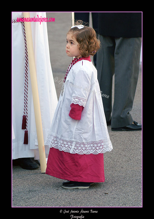 Pequeña acólito de la Hermandad de la Paz de Fátima