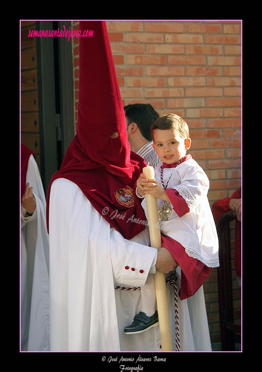 Nazareno y pequeño acólito de la Hermandad de la Paz de Fátima