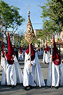 Nazareno portando el Banderin del Señor de la Paz de la Hermandad de la Paz de Fátima