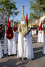 Nazareno portando el Banderin de la Aparicion de la Virgen en Fátima de la Hermandad de la Paz