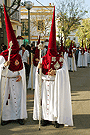 Nazareno portando el Libro de Reglas de la Hermandad de la Paz de Fátima