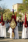 Nazareno portando el Estandarte de la Hermandad de la Paz de Fátima