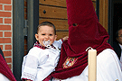 Nazareno y pequeño acólito de la Hermandad de la Paz de Fátima