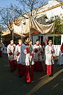 Palio de respeto tras la Reliquia del Lignum Crucis en la Cruz de Guia de la Hermandad de la Paz de Fátima