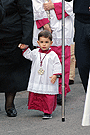 Pequeño acólito de la Hermandad de la Paz de Fátima