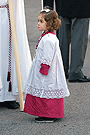 Pequeña acólito de la Hermandad de la Paz de Fátima