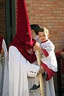 Nazareno y pequeño acólito de la Hermandad de la Paz de Fátima