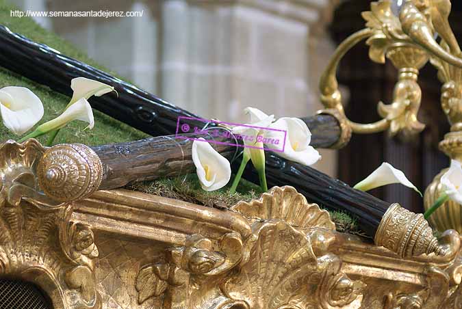 Cruz portada por un angelito en el Paso de Misterio del Santisimo Cristo de Humildad y Paciencia