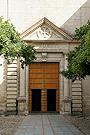 Puerta principal de acceso (Iglesia de la Santísima Trinidad)