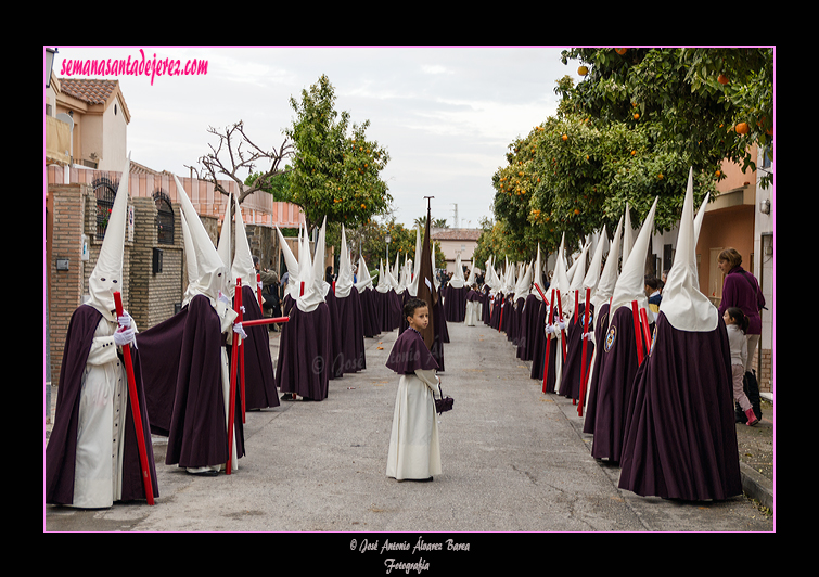 Nazarenos de la Hermandad de la Entrega