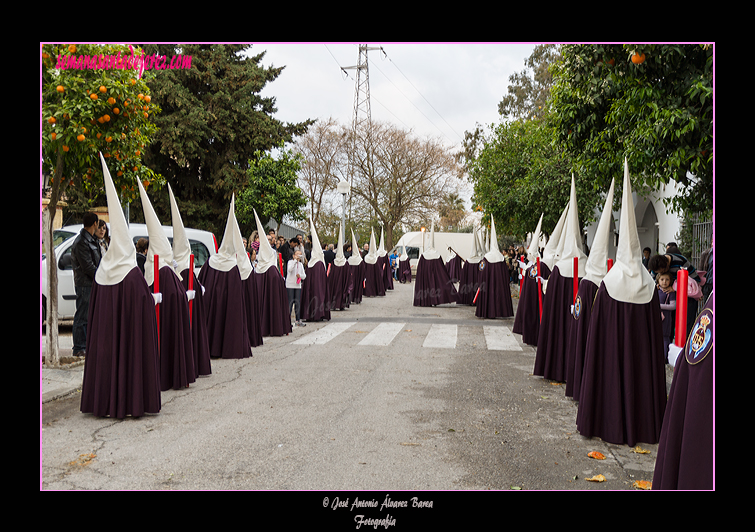 Nazarenos de la Hermandad de la Entrega