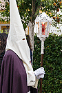 Nazareno con farol que acompaña a la Cruz de Guía de la Hermandad de la Entrega