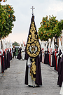 Nazareno portando el Estandarte de la Hermandad de la Entrega