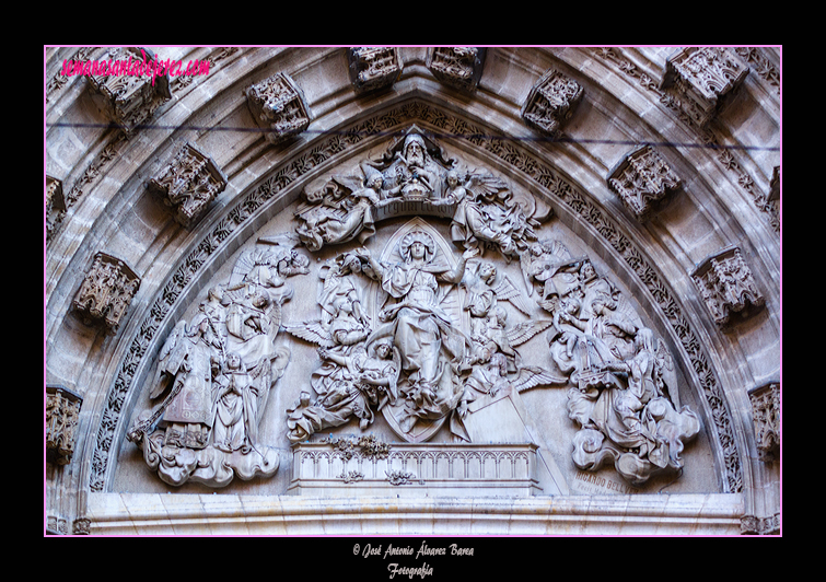 Medallón del tímpano (Portada de la Asunción - Catedral de Sevilla)